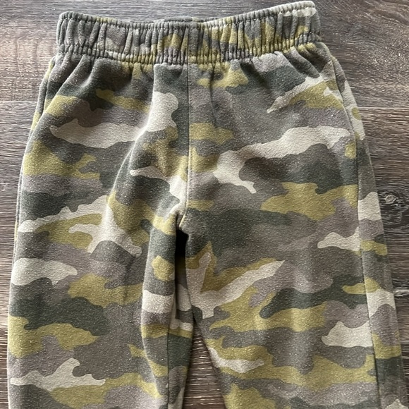 💥3/$15💥 Cat &Jack Camo Sweatpants - Picture 2 of 6
